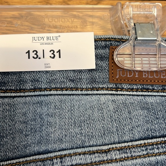 NWT Judy Blue Mid Rise Slim Fit Jeans. Size 13/31 - Picture 3 of 8